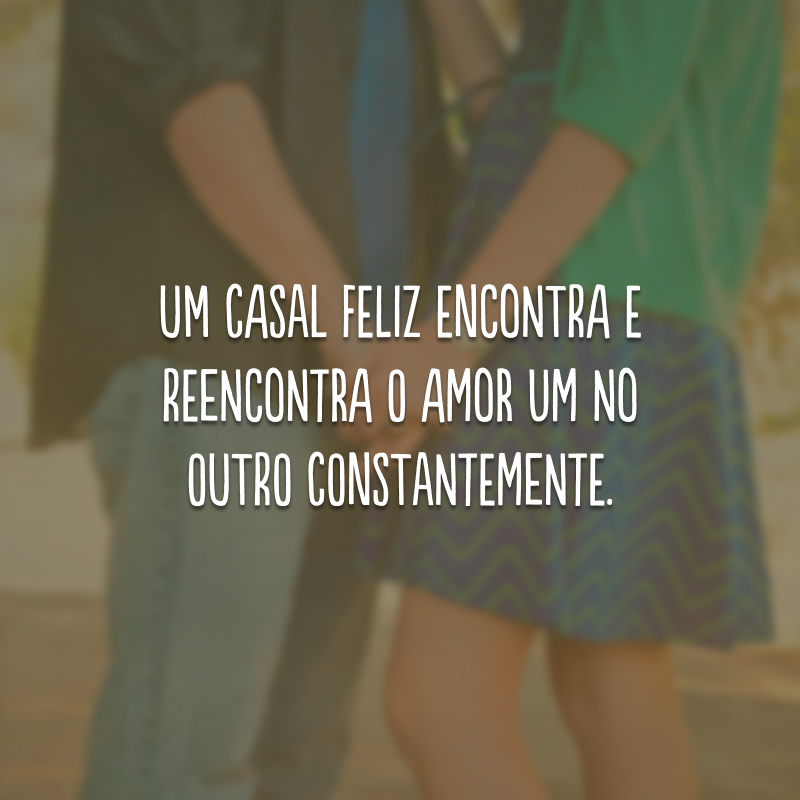 Um casal feliz encontra e reencontra o amor um no outro constantemente.