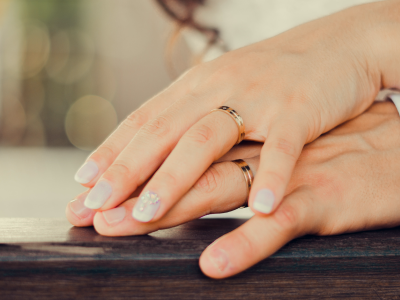 30 frases de 10 anos de casados que celebram bodas de estanho e zinco